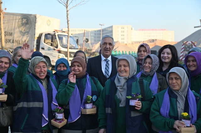 Manisa Büyükşehir Belediyesi Genel Sekreteri Burak Deste Büyükşehir hizmet binasında, MASKİ Genel Müdürü Talat Postacı MASKİ hizmet binasında, kadın çalışanlarla bir araya gelerek 8 Mart’ı kutladı. Genel Sekreter Yardımcıları Ali Kılıç, Oğuz Murat Pınar, Pınar Mine Hacıalibeyoğlu ve Ulaş Aydın da sorumlu oldukları birimlerdeki kadınlar çalışanları ziyaret ederek 8 Mart Dünya Emekçi Kadınlar Günleri’ni kutlayarak hediye takdim etti.