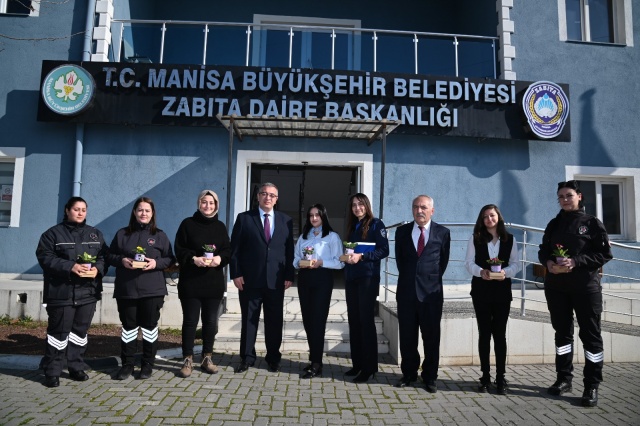 Kadın Çalışan Sayısı Artıyor
Manisa Büyükşehir Belediyesi Genel Sekreteri Burak Deste, kadınların hayatın her alanında aktif görev alması gerektiğini vurguladı. Deste, Manisa Büyükşehir Belediye Başkanı Ferdi Zeyrek’in öncülüğünde, Büyükşehir Belediyesi ve MASKİ Genel Müdürlüğü bünyesinde görev yapan kadın personel sayısının da arttığına dikkat çekti.