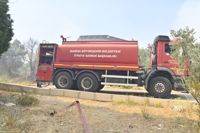 İnal, “Toplam 20 Araç ile Müdahale Ediyoruz”

Manisa Büyükşehir Belediyesi İtfaiye Dairesi Başkanı Gürhan İnal, yangının söndürülmesi için müdahalede bulunduklarını belirterek, “Manisa Büyükşehir Belediyesi İtfaiye Dairesi Başkanlığı olarak İzmir’de başlayan yangına müdahalede bulunmaktayız. Sarnıç Mahallesi’nde, 8 aracımız, bulunduğumuz bölgede de 12 aracımız,toplamda 20 araçla müdahale etmekteyiz. Aynı zamanda İzmir Orman Bölge Müdürlüğü de itfaiye araçları, helikopterler ve uçaklarla müdahalesini sürdürüyor. Tüm personellerimiz İzmir Sarnıç Mahallesi’ndeki evlerin yangından etkilenmemesi için müdahalelerini sürdürüyor. Yangının Manisa’nın Yunusemre ilçesindeki Gökçeler Mahallesi’ne ulaşmaması için şu an burada bir hat kurmuş vaziyetteyiz. Eğer rüzgarın şiddeti artmazsa yangını kısa süre içerisinde kontrol altına alacağımızı düşünüyorum. İnşallah kısa zamanda söndürüp, vatandaşlarımıza güzel haberler veririz. Manisa Büyükşehir Belediyesi İtfaiye Dairesi Başkanlığı, İzmir Büyükşehir Belediyesi, ilçe belediyeleri, Orman Genel Müdürlüğü ekipleriyle birlikte seferber olarak yangını kontrol altına almak için canla başla çalışıyoruz” dedi.
