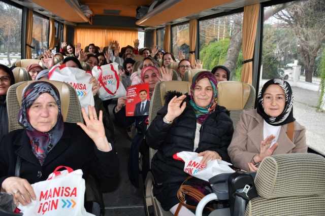 Manisa’nın Tarihi ve Kültürel Mirasını Yakından Tanıdılar
Kadınlar, ayrıca, Mevlevihane’de şehrin eşsiz manzarasını izleme fırsatı buldu. Ağlayan Kaya ve Dioramik Mesir Müzesi gibi mekânlar da ziyaretçilerden yoğun ilgi gördü. Masal Parkı ve Şehzadeler Park’taki minyatür eserler ise hayranlıkla incelendi. Programın öğleden sonraki bölümünde, Osmanlı Müzesi ve İrfan Meclisi gibi önemli kültürel noktalar ziyaret edildi. Keyifli bir gün geçiren Demircili kadınlar, Manisa’nın tarihi ve kültürel mirasını yakından tanıma fırsatı buldu.