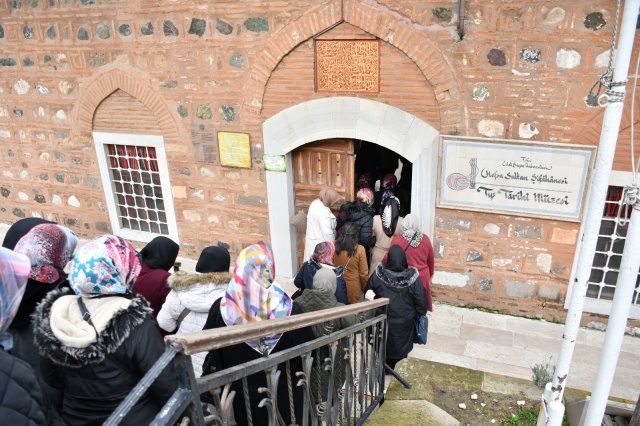 Adım Adım Manisa Projesi, Büyük İlgi
Manisa’nın merkezine uzak ilçelerinde yaşayan kadınların sosyal hayata katılımını artırmak ve kentin tarihi, kültürel zenginliklerini tanıtmak amacıyla hayata geçirilen Adım Adım Manisa projesi, büyük ilgi görüyor. Proje kapsamında Demirci ilçesinden 82 kişilik kadın kafilesi, Manisa’ya geldi. Hanımlar Aile Çay Bahçesi’nde Büyükşehir Belediyesi yetkilileri tarafından karşılanan kadınlar, kahvaltı ikramının ardından Tıp Tarihi Müzesi ve Uluslararası Mesir Macunu Festivali’ne ev sahipliği yapan Hafsa Sultan Camii’ni ziyaret ederek bu mekânların tarihsel önemi hakkında bilgi aldı. Mimar Sinan’ın Ege Bölgesi’ndeki tek eseri olan Muradiye Camii, gezi programının dikkat çeken durakları arasındaydı.