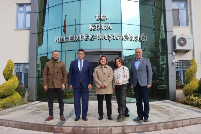 Manisa Büyükşehir Belediyesi Genel Sekreteri Burak Deste, Kula Belediye Başkan Vekili Semra Gündüz ile birlikte Kula Belediyesi'nin faaliyet, yatırım ve proje sahalarında incelemelerde bulundu. Cumhuriyet Halk Partisi Kula İlçe Başkanı Kadir Girgin, Büyükşehir Belediye Meclis Üyesi Mahmut Çalık, Büyükşehir Belediyesi Genel Sekreter Yardımcısı Ali Kılıç, Strateji Geliştirme Daire Başkanı Hale Evrim Akman ve teknik personellerin katıldığı ziyarette Manisa Büyükşehir Belediyesi, Kula Belediyesi, Salihli Belediyesi'nin oluşturduğu Jeopark Belediyeler Birliği ile  Zafer Kalkınma Ajansı ortaklığında hayata geçirilen Jeopark Ziyaretçi Merkezi, Jeotermal Teknolojik Sera, Tekstil'in Yeni Jönü Kula Projesi kapsamında yapılan 2 adet fabrika ile 8 derslikli anaokulu, restorasyonu devam eden Bekirbeyler evinde incelemelerde bulunularak projelendirme ve sürdürülebilirlik konularında yetkililerle görüş alışverişi yapıldı.