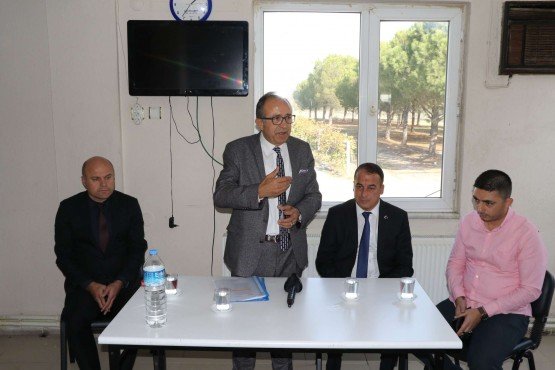 Manisa Büyükşehir Belediyesi Genel Sekreter Yardımcısı Mustafa Genç, ilçe programları kapsamında Akhisar’a ziyarette bulundu. Bilgi İşlem Daire Başkanı Metin Memiş ile birlikte Büyükşehir Belediyesi’nin ilçede görev yapan personelleriyle bir araya gelen Genel Sekreter Yardımcısı Mustafa Genç, özveriyle çalışan personellere teşekkürlerini ileterek, “Bizler birlikte takım oyuncusu, birlikte güçlüyüz” dedi.

Manisa Büyükşehir Belediyesi Genel Sekreter Yardımcısı Mustafa Genç ve Büyükşehir Belediyesi Bilgi İşlem Dairesi Başkanı Metin Memiş, Akhisar’a ziyarette bulundu. İlk olarak Büyükşehir Belediyesi’nin Akhisar hizmet binasına giderek Akhisar Muhtarlık İşleri Şube Müdür Vekili Sezgin Gazi ile bir araya gelen Genel Sekreter Yardımcısı Mustafa Genç ile Bilgi İşlem Dairesi Başkanı Metin Memiş daha sonra Büyükşehir Belediyesi’nin ilçede görev yapan personellerini de ziyaret etti. İlk olarak Büyükşehir Belediyesi’nin Akhisar Şantiyesine giderek orada çalışan personelle bir araya gelen Genel Sekreter Yardımcısı Mustafa Genç ve Daire Başkanı Metin Memiş, daha sonra ise Akhisar Ziraat Odası seminer salonunda ilçede görev yapan tüm personelle buluştu.
Başkan Ergün’ün selamlarını iletti
Personellere hitaben konuşma yapan Manisa Büyükşehir Belediyesi Genel Sekreter Yardımcısı Mustafa Genç konuşmasına Manisa Büyükşehir Belediye Başkanı Cengiz Ergün’ün selamlarını ileterek başladı. Bugüne kadar gerçekleştirdikleri özverili çalışmalar nedeniyle tüm personele teşekkürlerini ileten Genel Sekreter Yardımcısı Mustafa Genç, “Hiçbir başarı yalnız başına olmaz. Bu başarıyı birlikte sağladık. Bu başarıdaki alın teriniz ve emeğiniz yadsınamaz. Bu nedenle biz, birlikte takım oyuncusuyuz” dedi. Manisa Büyükşehir Belediyesi olarak önceliklerinin her zaman iş sağlığı ve güvenliği olduğunu ifade eden Genel Sekreter Yardımcısı Mustafa Genç, konuşmasının ardından Akhisar’da görev yapan Büyükşehir Belediyesi personeliyle hatıra fotoğrafı çektirdi.