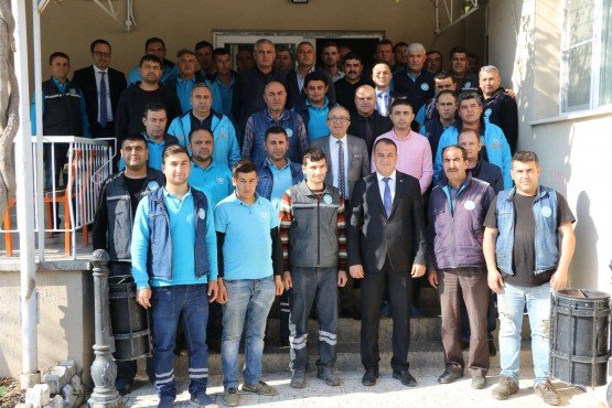 Manisa Büyükşehir Belediyesi Genel Sekreter Yardımcısı Mustafa Genç, ilçe programları kapsamında Akhisar’a ziyarette bulundu. Bilgi İşlem Daire Başkanı Metin Memiş ile birlikte Büyükşehir Belediyesi’nin ilçede görev yapan personelleriyle bir araya gelen Genel Sekreter Yardımcısı Mustafa Genç, özveriyle çalışan personellere teşekkürlerini ileterek, “Bizler birlikte takım oyuncusu, birlikte güçlüyüz” dedi.

Manisa Büyükşehir Belediyesi Genel Sekreter Yardımcısı Mustafa Genç ve Büyükşehir Belediyesi Bilgi İşlem Dairesi Başkanı Metin Memiş, Akhisar’a ziyarette bulundu. İlk olarak Büyükşehir Belediyesi’nin Akhisar hizmet binasına giderek Akhisar Muhtarlık İşleri Şube Müdür Vekili Sezgin Gazi ile bir araya gelen Genel Sekreter Yardımcısı Mustafa Genç ile Bilgi İşlem Dairesi Başkanı Metin Memiş daha sonra Büyükşehir Belediyesi’nin ilçede görev yapan personellerini de ziyaret etti. İlk olarak Büyükşehir Belediyesi’nin Akhisar Şantiyesine giderek orada çalışan personelle bir araya gelen Genel Sekreter Yardımcısı Mustafa Genç ve Daire Başkanı Metin Memiş, daha sonra ise Akhisar Ziraat Odası seminer salonunda ilçede görev yapan tüm personelle buluştu.
Başkan Ergün’ün selamlarını iletti
Personellere hitaben konuşma yapan Manisa Büyükşehir Belediyesi Genel Sekreter Yardımcısı Mustafa Genç konuşmasına Manisa Büyükşehir Belediye Başkanı Cengiz Ergün’ün selamlarını ileterek başladı. Bugüne kadar gerçekleştirdikleri özverili çalışmalar nedeniyle tüm personele teşekkürlerini ileten Genel Sekreter Yardımcısı Mustafa Genç, “Hiçbir başarı yalnız başına olmaz. Bu başarıyı birlikte sağladık. Bu başarıdaki alın teriniz ve emeğiniz yadsınamaz. Bu nedenle biz, birlikte takım oyuncusuyuz” dedi. Manisa Büyükşehir Belediyesi olarak önceliklerinin her zaman iş sağlığı ve güvenliği olduğunu ifade eden Genel Sekreter Yardımcısı Mustafa Genç, konuşmasının ardından Akhisar’da görev yapan Büyükşehir Belediyesi personeliyle hatıra fotoğrafı çektirdi.