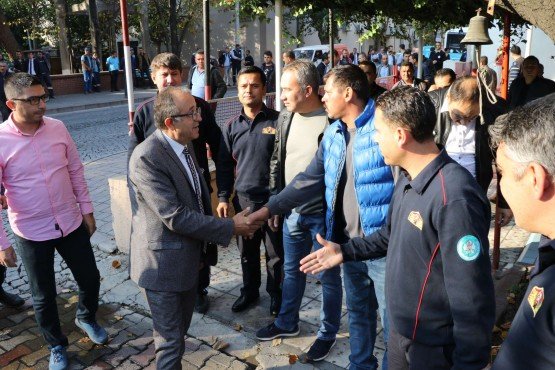 Manisa Büyükşehir Belediyesi Genel Sekreter Yardımcısı Mustafa Genç, ilçe programları kapsamında Akhisar’a ziyarette bulundu. Bilgi İşlem Daire Başkanı Metin Memiş ile birlikte Büyükşehir Belediyesi’nin ilçede görev yapan personelleriyle bir araya gelen Genel Sekreter Yardımcısı Mustafa Genç, özveriyle çalışan personellere teşekkürlerini ileterek, “Bizler birlikte takım oyuncusu, birlikte güçlüyüz” dedi.

Manisa Büyükşehir Belediyesi Genel Sekreter Yardımcısı Mustafa Genç ve Büyükşehir Belediyesi Bilgi İşlem Dairesi Başkanı Metin Memiş, Akhisar’a ziyarette bulundu. İlk olarak Büyükşehir Belediyesi’nin Akhisar hizmet binasına giderek Akhisar Muhtarlık İşleri Şube Müdür Vekili Sezgin Gazi ile bir araya gelen Genel Sekreter Yardımcısı Mustafa Genç ile Bilgi İşlem Dairesi Başkanı Metin Memiş daha sonra Büyükşehir Belediyesi’nin ilçede görev yapan personellerini de ziyaret etti. İlk olarak Büyükşehir Belediyesi’nin Akhisar Şantiyesine giderek orada çalışan personelle bir araya gelen Genel Sekreter Yardımcısı Mustafa Genç ve Daire Başkanı Metin Memiş, daha sonra ise Akhisar Ziraat Odası seminer salonunda ilçede görev yapan tüm personelle buluştu.
Başkan Ergün’ün selamlarını iletti
Personellere hitaben konuşma yapan Manisa Büyükşehir Belediyesi Genel Sekreter Yardımcısı Mustafa Genç konuşmasına Manisa Büyükşehir Belediye Başkanı Cengiz Ergün’ün selamlarını ileterek başladı. Bugüne kadar gerçekleştirdikleri özverili çalışmalar nedeniyle tüm personele teşekkürlerini ileten Genel Sekreter Yardımcısı Mustafa Genç, “Hiçbir başarı yalnız başına olmaz. Bu başarıyı birlikte sağladık. Bu başarıdaki alın teriniz ve emeğiniz yadsınamaz. Bu nedenle biz, birlikte takım oyuncusuyuz” dedi. Manisa Büyükşehir Belediyesi olarak önceliklerinin her zaman iş sağlığı ve güvenliği olduğunu ifade eden Genel Sekreter Yardımcısı Mustafa Genç, konuşmasının ardından Akhisar’da görev yapan Büyükşehir Belediyesi personeliyle hatıra fotoğrafı çektirdi.