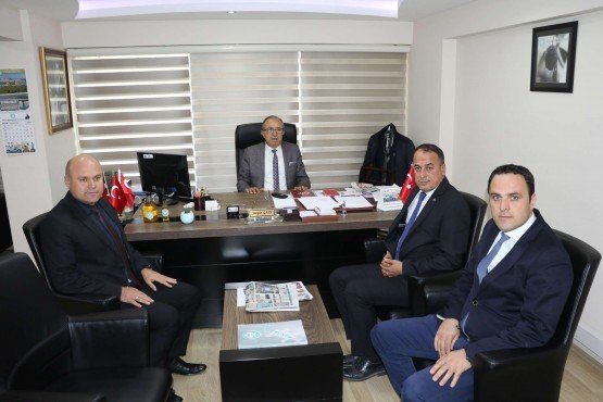 Manisa Büyükşehir Belediyesi Genel Sekreter Yardımcısı Mustafa Genç, ilçe programları kapsamında Akhisar’a ziyarette bulundu. Bilgi İşlem Daire Başkanı Metin Memiş ile birlikte Büyükşehir Belediyesi’nin ilçede görev yapan personelleriyle bir araya gelen Genel Sekreter Yardımcısı Mustafa Genç, özveriyle çalışan personellere teşekkürlerini ileterek, “Bizler birlikte takım oyuncusu, birlikte güçlüyüz” dedi.

Manisa Büyükşehir Belediyesi Genel Sekreter Yardımcısı Mustafa Genç ve Büyükşehir Belediyesi Bilgi İşlem Dairesi Başkanı Metin Memiş, Akhisar’a ziyarette bulundu. İlk olarak Büyükşehir Belediyesi’nin Akhisar hizmet binasına giderek Akhisar Muhtarlık İşleri Şube Müdür Vekili Sezgin Gazi ile bir araya gelen Genel Sekreter Yardımcısı Mustafa Genç ile Bilgi İşlem Dairesi Başkanı Metin Memiş daha sonra Büyükşehir Belediyesi’nin ilçede görev yapan personellerini de ziyaret etti. İlk olarak Büyükşehir Belediyesi’nin Akhisar Şantiyesine giderek orada çalışan personelle bir araya gelen Genel Sekreter Yardımcısı Mustafa Genç ve Daire Başkanı Metin Memiş, daha sonra ise Akhisar Ziraat Odası seminer salonunda ilçede görev yapan tüm personelle buluştu.
Başkan Ergün’ün selamlarını iletti
Personellere hitaben konuşma yapan Manisa Büyükşehir Belediyesi Genel Sekreter Yardımcısı Mustafa Genç konuşmasına Manisa Büyükşehir Belediye Başkanı Cengiz Ergün’ün selamlarını ileterek başladı. Bugüne kadar gerçekleştirdikleri özverili çalışmalar nedeniyle tüm personele teşekkürlerini ileten Genel Sekreter Yardımcısı Mustafa Genç, “Hiçbir başarı yalnız başına olmaz. Bu başarıyı birlikte sağladık. Bu başarıdaki alın teriniz ve emeğiniz yadsınamaz. Bu nedenle biz, birlikte takım oyuncusuyuz” dedi. Manisa Büyükşehir Belediyesi olarak önceliklerinin her zaman iş sağlığı ve güvenliği olduğunu ifade eden Genel Sekreter Yardımcısı Mustafa Genç, konuşmasının ardından Akhisar’da görev yapan Büyükşehir Belediyesi personeliyle hatıra fotoğrafı çektirdi.