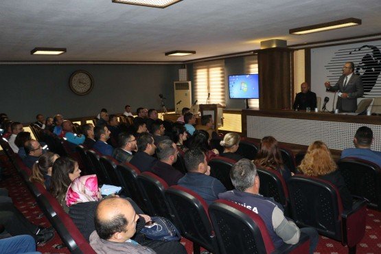 Manisa Büyükşehir Belediyesi Genel Sekreter Yardımcısı Mustafa Genç, ilçe programları kapsamında Akhisar’a ziyarette bulundu. Bilgi İşlem Daire Başkanı Metin Memiş ile birlikte Büyükşehir Belediyesi’nin ilçede görev yapan personelleriyle bir araya gelen Genel Sekreter Yardımcısı Mustafa Genç, özveriyle çalışan personellere teşekkürlerini ileterek, “Bizler birlikte takım oyuncusu, birlikte güçlüyüz” dedi.

Manisa Büyükşehir Belediyesi Genel Sekreter Yardımcısı Mustafa Genç ve Büyükşehir Belediyesi Bilgi İşlem Dairesi Başkanı Metin Memiş, Akhisar’a ziyarette bulundu. İlk olarak Büyükşehir Belediyesi’nin Akhisar hizmet binasına giderek Akhisar Muhtarlık İşleri Şube Müdür Vekili Sezgin Gazi ile bir araya gelen Genel Sekreter Yardımcısı Mustafa Genç ile Bilgi İşlem Dairesi Başkanı Metin Memiş daha sonra Büyükşehir Belediyesi’nin ilçede görev yapan personellerini de ziyaret etti. İlk olarak Büyükşehir Belediyesi’nin Akhisar Şantiyesine giderek orada çalışan personelle bir araya gelen Genel Sekreter Yardımcısı Mustafa Genç ve Daire Başkanı Metin Memiş, daha sonra ise Akhisar Ziraat Odası seminer salonunda ilçede görev yapan tüm personelle buluştu.
Başkan Ergün’ün selamlarını iletti
Personellere hitaben konuşma yapan Manisa Büyükşehir Belediyesi Genel Sekreter Yardımcısı Mustafa Genç konuşmasına Manisa Büyükşehir Belediye Başkanı Cengiz Ergün’ün selamlarını ileterek başladı. Bugüne kadar gerçekleştirdikleri özverili çalışmalar nedeniyle tüm personele teşekkürlerini ileten Genel Sekreter Yardımcısı Mustafa Genç, “Hiçbir başarı yalnız başına olmaz. Bu başarıyı birlikte sağladık. Bu başarıdaki alın teriniz ve emeğiniz yadsınamaz. Bu nedenle biz, birlikte takım oyuncusuyuz” dedi. Manisa Büyükşehir Belediyesi olarak önceliklerinin her zaman iş sağlığı ve güvenliği olduğunu ifade eden Genel Sekreter Yardımcısı Mustafa Genç, konuşmasının ardından Akhisar’da görev yapan Büyükşehir Belediyesi personeliyle hatıra fotoğrafı çektirdi.