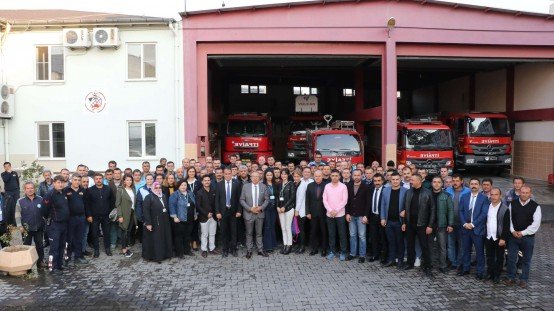 Manisa Büyükşehir Belediyesi Genel Sekreter Yardımcısı Mustafa Genç, ilçe programları kapsamında Akhisar’a ziyarette bulundu. Bilgi İşlem Daire Başkanı Metin Memiş ile birlikte Büyükşehir Belediyesi’nin ilçede görev yapan personelleriyle bir araya gelen Genel Sekreter Yardımcısı Mustafa Genç, özveriyle çalışan personellere teşekkürlerini ileterek, “Bizler birlikte takım oyuncusu, birlikte güçlüyüz” dedi.

Manisa Büyükşehir Belediyesi Genel Sekreter Yardımcısı Mustafa Genç ve Büyükşehir Belediyesi Bilgi İşlem Dairesi Başkanı Metin Memiş, Akhisar’a ziyarette bulundu. İlk olarak Büyükşehir Belediyesi’nin Akhisar hizmet binasına giderek Akhisar Muhtarlık İşleri Şube Müdür Vekili Sezgin Gazi ile bir araya gelen Genel Sekreter Yardımcısı Mustafa Genç ile Bilgi İşlem Dairesi Başkanı Metin Memiş daha sonra Büyükşehir Belediyesi’nin ilçede görev yapan personellerini de ziyaret etti. İlk olarak Büyükşehir Belediyesi’nin Akhisar Şantiyesine giderek orada çalışan personelle bir araya gelen Genel Sekreter Yardımcısı Mustafa Genç ve Daire Başkanı Metin Memiş, daha sonra ise Akhisar Ziraat Odası seminer salonunda ilçede görev yapan tüm personelle buluştu.
Başkan Ergün’ün selamlarını iletti
Personellere hitaben konuşma yapan Manisa Büyükşehir Belediyesi Genel Sekreter Yardımcısı Mustafa Genç konuşmasına Manisa Büyükşehir Belediye Başkanı Cengiz Ergün’ün selamlarını ileterek başladı. Bugüne kadar gerçekleştirdikleri özverili çalışmalar nedeniyle tüm personele teşekkürlerini ileten Genel Sekreter Yardımcısı Mustafa Genç, “Hiçbir başarı yalnız başına olmaz. Bu başarıyı birlikte sağladık. Bu başarıdaki alın teriniz ve emeğiniz yadsınamaz. Bu nedenle biz, birlikte takım oyuncusuyuz” dedi. Manisa Büyükşehir Belediyesi olarak önceliklerinin her zaman iş sağlığı ve güvenliği olduğunu ifade eden Genel Sekreter Yardımcısı Mustafa Genç, konuşmasının ardından Akhisar’da görev yapan Büyükşehir Belediyesi personeliyle hatıra fotoğrafı çektirdi.