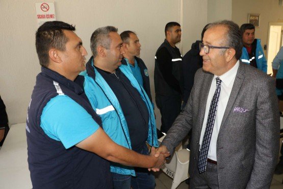 Manisa Büyükşehir Belediyesi Genel Sekreter Yardımcısı Mustafa Genç, ilçe programları kapsamında Akhisar’a ziyarette bulundu. Bilgi İşlem Daire Başkanı Metin Memiş ile birlikte Büyükşehir Belediyesi’nin ilçede görev yapan personelleriyle bir araya gelen Genel Sekreter Yardımcısı Mustafa Genç, özveriyle çalışan personellere teşekkürlerini ileterek, “Bizler birlikte takım oyuncusu, birlikte güçlüyüz” dedi.

Manisa Büyükşehir Belediyesi Genel Sekreter Yardımcısı Mustafa Genç ve Büyükşehir Belediyesi Bilgi İşlem Dairesi Başkanı Metin Memiş, Akhisar’a ziyarette bulundu. İlk olarak Büyükşehir Belediyesi’nin Akhisar hizmet binasına giderek Akhisar Muhtarlık İşleri Şube Müdür Vekili Sezgin Gazi ile bir araya gelen Genel Sekreter Yardımcısı Mustafa Genç ile Bilgi İşlem Dairesi Başkanı Metin Memiş daha sonra Büyükşehir Belediyesi’nin ilçede görev yapan personellerini de ziyaret etti. İlk olarak Büyükşehir Belediyesi’nin Akhisar Şantiyesine giderek orada çalışan personelle bir araya gelen Genel Sekreter Yardımcısı Mustafa Genç ve Daire Başkanı Metin Memiş, daha sonra ise Akhisar Ziraat Odası seminer salonunda ilçede görev yapan tüm personelle buluştu.
Başkan Ergün’ün selamlarını iletti
Personellere hitaben konuşma yapan Manisa Büyükşehir Belediyesi Genel Sekreter Yardımcısı Mustafa Genç konuşmasına Manisa Büyükşehir Belediye Başkanı Cengiz Ergün’ün selamlarını ileterek başladı. Bugüne kadar gerçekleştirdikleri özverili çalışmalar nedeniyle tüm personele teşekkürlerini ileten Genel Sekreter Yardımcısı Mustafa Genç, “Hiçbir başarı yalnız başına olmaz. Bu başarıyı birlikte sağladık. Bu başarıdaki alın teriniz ve emeğiniz yadsınamaz. Bu nedenle biz, birlikte takım oyuncusuyuz” dedi. Manisa Büyükşehir Belediyesi olarak önceliklerinin her zaman iş sağlığı ve güvenliği olduğunu ifade eden Genel Sekreter Yardımcısı Mustafa Genç, konuşmasının ardından Akhisar’da görev yapan Büyükşehir Belediyesi personeliyle hatıra fotoğrafı çektirdi.