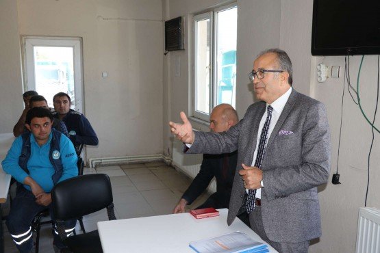 Manisa Büyükşehir Belediyesi Genel Sekreter Yardımcısı Mustafa Genç, ilçe programları kapsamında Akhisar’a ziyarette bulundu. Bilgi İşlem Daire Başkanı Metin Memiş ile birlikte Büyükşehir Belediyesi’nin ilçede görev yapan personelleriyle bir araya gelen Genel Sekreter Yardımcısı Mustafa Genç, özveriyle çalışan personellere teşekkürlerini ileterek, “Bizler birlikte takım oyuncusu, birlikte güçlüyüz” dedi.

Manisa Büyükşehir Belediyesi Genel Sekreter Yardımcısı Mustafa Genç ve Büyükşehir Belediyesi Bilgi İşlem Dairesi Başkanı Metin Memiş, Akhisar’a ziyarette bulundu. İlk olarak Büyükşehir Belediyesi’nin Akhisar hizmet binasına giderek Akhisar Muhtarlık İşleri Şube Müdür Vekili Sezgin Gazi ile bir araya gelen Genel Sekreter Yardımcısı Mustafa Genç ile Bilgi İşlem Dairesi Başkanı Metin Memiş daha sonra Büyükşehir Belediyesi’nin ilçede görev yapan personellerini de ziyaret etti. İlk olarak Büyükşehir Belediyesi’nin Akhisar Şantiyesine giderek orada çalışan personelle bir araya gelen Genel Sekreter Yardımcısı Mustafa Genç ve Daire Başkanı Metin Memiş, daha sonra ise Akhisar Ziraat Odası seminer salonunda ilçede görev yapan tüm personelle buluştu.
Başkan Ergün’ün selamlarını iletti
Personellere hitaben konuşma yapan Manisa Büyükşehir Belediyesi Genel Sekreter Yardımcısı Mustafa Genç konuşmasına Manisa Büyükşehir Belediye Başkanı Cengiz Ergün’ün selamlarını ileterek başladı. Bugüne kadar gerçekleştirdikleri özverili çalışmalar nedeniyle tüm personele teşekkürlerini ileten Genel Sekreter Yardımcısı Mustafa Genç, “Hiçbir başarı yalnız başına olmaz. Bu başarıyı birlikte sağladık. Bu başarıdaki alın teriniz ve emeğiniz yadsınamaz. Bu nedenle biz, birlikte takım oyuncusuyuz” dedi. Manisa Büyükşehir Belediyesi olarak önceliklerinin her zaman iş sağlığı ve güvenliği olduğunu ifade eden Genel Sekreter Yardımcısı Mustafa Genç, konuşmasının ardından Akhisar’da görev yapan Büyükşehir Belediyesi personeliyle hatıra fotoğrafı çektirdi.