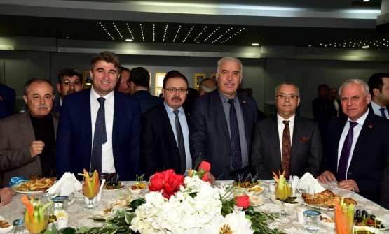 Manisa Büyükşehir Belediye Meclisi, 31 Mart Yerel Seçimleri öncesi son toplantısını gerçekleştirdi. Büyükşehir Belediye Başkanı Cengiz Ergün'ün rahatsızlığı nedeniyle Meclis 1. Grup Başkanvekili Zülfikar Gürcan'ın vekalet ettiği toplantının ardından meclis üyeleri ve belediye başkanları, 2014-2019 hizmet dönemini düzenlenen kokteylle kapattı.
Manisa Büyükşehir Belediye Meclisi 2014-2019 hizmet dönemi son toplantısı, Manisa Büyükşehir Belediye Başkanı Cengiz Ergün'ün rahatsızlığı nedeniyle Meclis 1. Grup Başkanvekili Zülfikar Gürcan başkanlığında gerçekleştirildi. Gündem maddeleri arasında dünyaca ünlü Türk Yazar Cengiz Aytmatov’un adının Manisa’da uygun bir yere verilmesi görüşüldü. Madde üzerine söz alan MHP Grup Başkanvekili Mehmet Güzgülü, “Mesir Festivali, Mesir Komitesi’nin kararıyla Türk Dünyası konseptiyle yapılacak. Büyük Türk Yazar Cengiz Aytmatov isminin Manisa'da yaşatılması için uygun bulunan bir bölgeye adının verilmesi maddesi gündeme geldi. Bu kararı uygun buluyoruz ve önümüzdeki dönem gerekli çalışmanın yapılabilmesi için Hukuk Komisyonu’na sevkini uygun buluyoruz” dedi. Konuşmanın ardından ilgili madde oybirliğiyle hukuk komisyonuna sevk edildi.
Kokteyl ve Hatıra Fotoğraflarıyla Vedalaştılar
Tüm maddelerin oylanmasının ardından Mart ayında yapılacak olan 31 Mart Yerel Seçimleri nedeniyle Mart ayı meclis toplantısının tatil edilmesi kararıyla birleşime son verildi.
Meclis toplantısının sonunda günün anısına hatıra fotoğrafları çektirildi. Hatıra fotoğraflarının çekilmesinin akabinde Manisa Büyükşehir Belediye Başkanvekili Mehmet Güzgülü, meclis üyelerine Büyükşehir Belediye Başkanı Cengiz Ergün adına plaket takdim etti.