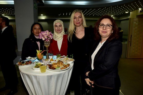 Manisa Büyükşehir Belediye Meclisi, 31 Mart Yerel Seçimleri öncesi son toplantısını gerçekleştirdi. Büyükşehir Belediye Başkanı Cengiz Ergün'ün rahatsızlığı nedeniyle Meclis 1. Grup Başkanvekili Zülfikar Gürcan'ın vekalet ettiği toplantının ardından meclis üyeleri ve belediye başkanları, 2014-2019 hizmet dönemini düzenlenen kokteylle kapattı.
Manisa Büyükşehir Belediye Meclisi 2014-2019 hizmet dönemi son toplantısı, Manisa Büyükşehir Belediye Başkanı Cengiz Ergün'ün rahatsızlığı nedeniyle Meclis 1. Grup Başkanvekili Zülfikar Gürcan başkanlığında gerçekleştirildi. Gündem maddeleri arasında dünyaca ünlü Türk Yazar Cengiz Aytmatov’un adının Manisa’da uygun bir yere verilmesi görüşüldü. Madde üzerine söz alan MHP Grup Başkanvekili Mehmet Güzgülü, “Mesir Festivali, Mesir Komitesi’nin kararıyla Türk Dünyası konseptiyle yapılacak. Büyük Türk Yazar Cengiz Aytmatov isminin Manisa'da yaşatılması için uygun bulunan bir bölgeye adının verilmesi maddesi gündeme geldi. Bu kararı uygun buluyoruz ve önümüzdeki dönem gerekli çalışmanın yapılabilmesi için Hukuk Komisyonu’na sevkini uygun buluyoruz” dedi. Konuşmanın ardından ilgili madde oybirliğiyle hukuk komisyonuna sevk edildi.
Kokteyl ve Hatıra Fotoğraflarıyla Vedalaştılar
Tüm maddelerin oylanmasının ardından Mart ayında yapılacak olan 31 Mart Yerel Seçimleri nedeniyle Mart ayı meclis toplantısının tatil edilmesi kararıyla birleşime son verildi.
Meclis toplantısının sonunda günün anısına hatıra fotoğrafları çektirildi. Hatıra fotoğraflarının çekilmesinin akabinde Manisa Büyükşehir Belediye Başkanvekili Mehmet Güzgülü, meclis üyelerine Büyükşehir Belediye Başkanı Cengiz Ergün adına plaket takdim etti.