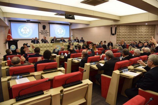 Manisa Büyükşehir Belediye Meclisi, 31 Mart Yerel Seçimleri öncesi son toplantısını gerçekleştirdi. Büyükşehir Belediye Başkanı Cengiz Ergün'ün rahatsızlığı nedeniyle Meclis 1. Grup Başkanvekili Zülfikar Gürcan'ın vekalet ettiği toplantının ardından meclis üyeleri ve belediye başkanları, 2014-2019 hizmet dönemini düzenlenen kokteylle kapattı.
Manisa Büyükşehir Belediye Meclisi 2014-2019 hizmet dönemi son toplantısı, Manisa Büyükşehir Belediye Başkanı Cengiz Ergün'ün rahatsızlığı nedeniyle Meclis 1. Grup Başkanvekili Zülfikar Gürcan başkanlığında gerçekleştirildi. Gündem maddeleri arasında dünyaca ünlü Türk Yazar Cengiz Aytmatov’un adının Manisa’da uygun bir yere verilmesi görüşüldü. Madde üzerine söz alan MHP Grup Başkanvekili Mehmet Güzgülü, “Mesir Festivali, Mesir Komitesi’nin kararıyla Türk Dünyası konseptiyle yapılacak. Büyük Türk Yazar Cengiz Aytmatov isminin Manisa'da yaşatılması için uygun bulunan bir bölgeye adının verilmesi maddesi gündeme geldi. Bu kararı uygun buluyoruz ve önümüzdeki dönem gerekli çalışmanın yapılabilmesi için Hukuk Komisyonu’na sevkini uygun buluyoruz” dedi. Konuşmanın ardından ilgili madde oybirliğiyle hukuk komisyonuna sevk edildi.
Kokteyl ve Hatıra Fotoğraflarıyla Vedalaştılar
Tüm maddelerin oylanmasının ardından Mart ayında yapılacak olan 31 Mart Yerel Seçimleri nedeniyle Mart ayı meclis toplantısının tatil edilmesi kararıyla birleşime son verildi.
Meclis toplantısının sonunda günün anısına hatıra fotoğrafları çektirildi. Hatıra fotoğraflarının çekilmesinin akabinde Manisa Büyükşehir Belediye Başkanvekili Mehmet Güzgülü, meclis üyelerine Büyükşehir Belediye Başkanı Cengiz Ergün adına plaket takdim etti.