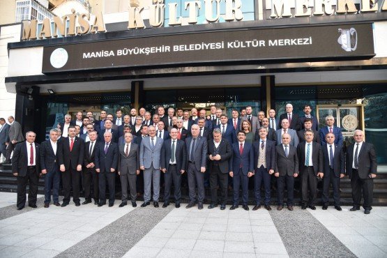 Manisa Büyükşehir Belediye Meclisi, 31 Mart Yerel Seçimleri öncesi son toplantısını gerçekleştirdi. Büyükşehir Belediye Başkanı Cengiz Ergün'ün rahatsızlığı nedeniyle Meclis 1. Grup Başkanvekili Zülfikar Gürcan'ın vekalet ettiği toplantının ardından meclis üyeleri ve belediye başkanları, 2014-2019 hizmet dönemini düzenlenen kokteylle kapattı.
Manisa Büyükşehir Belediye Meclisi 2014-2019 hizmet dönemi son toplantısı, Manisa Büyükşehir Belediye Başkanı Cengiz Ergün'ün rahatsızlığı nedeniyle Meclis 1. Grup Başkanvekili Zülfikar Gürcan başkanlığında gerçekleştirildi. Gündem maddeleri arasında dünyaca ünlü Türk Yazar Cengiz Aytmatov’un adının Manisa’da uygun bir yere verilmesi görüşüldü. Madde üzerine söz alan MHP Grup Başkanvekili Mehmet Güzgülü, “Mesir Festivali, Mesir Komitesi’nin kararıyla Türk Dünyası konseptiyle yapılacak. Büyük Türk Yazar Cengiz Aytmatov isminin Manisa'da yaşatılması için uygun bulunan bir bölgeye adının verilmesi maddesi gündeme geldi. Bu kararı uygun buluyoruz ve önümüzdeki dönem gerekli çalışmanın yapılabilmesi için Hukuk Komisyonu’na sevkini uygun buluyoruz” dedi. Konuşmanın ardından ilgili madde oybirliğiyle hukuk komisyonuna sevk edildi.
Kokteyl ve Hatıra Fotoğraflarıyla Vedalaştılar
Tüm maddelerin oylanmasının ardından Mart ayında yapılacak olan 31 Mart Yerel Seçimleri nedeniyle Mart ayı meclis toplantısının tatil edilmesi kararıyla birleşime son verildi.
Meclis toplantısının sonunda günün anısına hatıra fotoğrafları çektirildi. Hatıra fotoğraflarının çekilmesinin akabinde Manisa Büyükşehir Belediye Başkanvekili Mehmet Güzgülü, meclis üyelerine Büyükşehir Belediye Başkanı Cengiz Ergün adına plaket takdim etti.