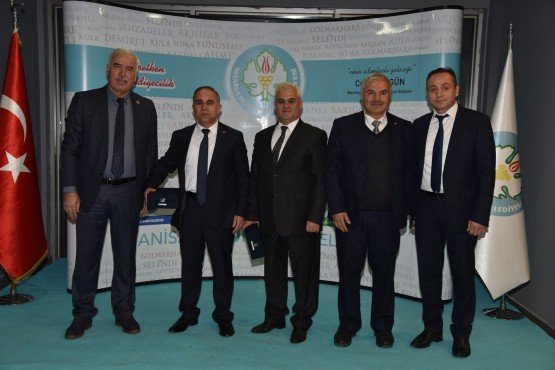 Manisa Büyükşehir Belediye Meclisi, 31 Mart Yerel Seçimleri öncesi son toplantısını gerçekleştirdi. Büyükşehir Belediye Başkanı Cengiz Ergün'ün rahatsızlığı nedeniyle Meclis 1. Grup Başkanvekili Zülfikar Gürcan'ın vekalet ettiği toplantının ardından meclis üyeleri ve belediye başkanları, 2014-2019 hizmet dönemini düzenlenen kokteylle kapattı.
Manisa Büyükşehir Belediye Meclisi 2014-2019 hizmet dönemi son toplantısı, Manisa Büyükşehir Belediye Başkanı Cengiz Ergün'ün rahatsızlığı nedeniyle Meclis 1. Grup Başkanvekili Zülfikar Gürcan başkanlığında gerçekleştirildi. Gündem maddeleri arasında dünyaca ünlü Türk Yazar Cengiz Aytmatov’un adının Manisa’da uygun bir yere verilmesi görüşüldü. Madde üzerine söz alan MHP Grup Başkanvekili Mehmet Güzgülü, “Mesir Festivali, Mesir Komitesi’nin kararıyla Türk Dünyası konseptiyle yapılacak. Büyük Türk Yazar Cengiz Aytmatov isminin Manisa'da yaşatılması için uygun bulunan bir bölgeye adının verilmesi maddesi gündeme geldi. Bu kararı uygun buluyoruz ve önümüzdeki dönem gerekli çalışmanın yapılabilmesi için Hukuk Komisyonu’na sevkini uygun buluyoruz” dedi. Konuşmanın ardından ilgili madde oybirliğiyle hukuk komisyonuna sevk edildi.
Kokteyl ve Hatıra Fotoğraflarıyla Vedalaştılar
Tüm maddelerin oylanmasının ardından Mart ayında yapılacak olan 31 Mart Yerel Seçimleri nedeniyle Mart ayı meclis toplantısının tatil edilmesi kararıyla birleşime son verildi.
Meclis toplantısının sonunda günün anısına hatıra fotoğrafları çektirildi. Hatıra fotoğraflarının çekilmesinin akabinde Manisa Büyükşehir Belediye Başkanvekili Mehmet Güzgülü, meclis üyelerine Büyükşehir Belediye Başkanı Cengiz Ergün adına plaket takdim etti.