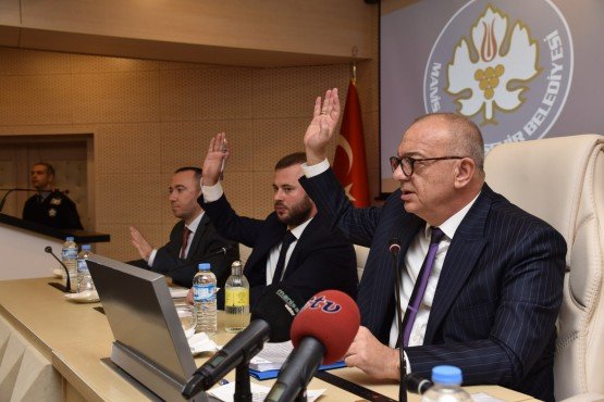 Büyükşehir Bütçesi Oybirliğiyle Geçti

Manisa Büyükşehir Belediye Meclisi Kasım ayı 2. oturumunda, Manisa Büyükşehir Belediyesinin 2019 yılı performans programı, gelir tarifeleri ve 2019 mali yılı bütçesi oybirliğiyle kabul edildi. Manisa Büyükşehir Belediye Başkanı Cengiz Ergün, İstanbul Sancaktepe’de meydana gelen helikopter kazasında şehit olan askerlerimizi de unutmadı.

Manisa Büyükşehir Belediye Meclisi Kasım ayı 2. Oturumu, Büyükşehir Belediye Başkanı Cengiz Ergün başkanlığında gerçekleştirildi. Meclis gündem maddeleri oylamasına geçilmeden önce bir açıklama yapan Manisa Büyükşehir Belediye Başkanı Cengiz Ergün, İstanbul’un Sancaktepe ilçesinde meydana gelen helikopter kazasında şehit olan askerleri rahmetle andı. Başkan Ergün, “İstanbul Sancaktepe’de askeri helikopterin düşmesi sonucu Kara Pilot Albay Göksenin Aytural Şaylan, Kara Pilot Üsteğmen Aykut Yurtsever, Teknisyen Astsubay Üstçavuş Emre Vahit Bekli ve Uzman Çavuş Şahin Aslan evlatlarımız şehit oldular. Aziz şehitlerimizi şahsım, büyükşehir meclisimiz ve büyükşehir belediyemiz adına rahmet ve minnetle anıyor; kederli ailelerine ve milletimize başsağlığı ve sabırlar diliyorum” dedi.
Büyükşehir’in Bütçesi 1 Milyar 200 Milyon
Konuşmanın ardından meclis gündem maddelerinin oylanmasına geçildi. Büyükşehir Belediyesinin 2019 yılı performans programı oybirliğiyle kabul edildi. 2019 yılı gelir tarifeleri de yine oybirliğiyle kabul edildi. Büyükşehir Belediyesinin 2019 mali yılı bütçesi oylaması öncesi Bütçe Komisyonu Başkanı İsmail Parmaksız, meclis üyelerine bilgi verdi. Bilgilendirmenin ardından 1 milyar 200 milyon lira olarak belirlenen Manisa Büyükşehir Belediyesinin bütçesi, oybirliğiyle kabul edildi. Toplantıda 17 ilçe belediyesinin bütçeleri de yine oybirliğiyle kabul edildi. Tüm maddelerin oylanmasının ardından 11 Aralık Salı günü, saat 18.00’de toplanmak üzere meclis birleşimine son verildi.
