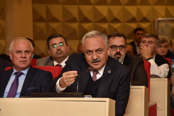 Büyükşehir Bütçesi Oybirliğiyle Geçti

Manisa Büyükşehir Belediye Meclisi Kasım ayı 2. oturumunda, Manisa Büyükşehir Belediyesinin 2019 yılı performans programı, gelir tarifeleri ve 2019 mali yılı bütçesi oybirliğiyle kabul edildi. Manisa Büyükşehir Belediye Başkanı Cengiz Ergün, İstanbul Sancaktepe’de meydana gelen helikopter kazasında şehit olan askerlerimizi de unutmadı.

Manisa Büyükşehir Belediye Meclisi Kasım ayı 2. Oturumu, Büyükşehir Belediye Başkanı Cengiz Ergün başkanlığında gerçekleştirildi. Meclis gündem maddeleri oylamasına geçilmeden önce bir açıklama yapan Manisa Büyükşehir Belediye Başkanı Cengiz Ergün, İstanbul’un Sancaktepe ilçesinde meydana gelen helikopter kazasında şehit olan askerleri rahmetle andı. Başkan Ergün, “İstanbul Sancaktepe’de askeri helikopterin düşmesi sonucu Kara Pilot Albay Göksenin Aytural Şaylan, Kara Pilot Üsteğmen Aykut Yurtsever, Teknisyen Astsubay Üstçavuş Emre Vahit Bekli ve Uzman Çavuş Şahin Aslan evlatlarımız şehit oldular. Aziz şehitlerimizi şahsım, büyükşehir meclisimiz ve büyükşehir belediyemiz adına rahmet ve minnetle anıyor; kederli ailelerine ve milletimize başsağlığı ve sabırlar diliyorum” dedi.
Büyükşehir’in Bütçesi 1 Milyar 200 Milyon
Konuşmanın ardından meclis gündem maddelerinin oylanmasına geçildi. Büyükşehir Belediyesinin 2019 yılı performans programı oybirliğiyle kabul edildi. 2019 yılı gelir tarifeleri de yine oybirliğiyle kabul edildi. Büyükşehir Belediyesinin 2019 mali yılı bütçesi oylaması öncesi Bütçe Komisyonu Başkanı İsmail Parmaksız, meclis üyelerine bilgi verdi. Bilgilendirmenin ardından 1 milyar 200 milyon lira olarak belirlenen Manisa Büyükşehir Belediyesinin bütçesi, oybirliğiyle kabul edildi. Toplantıda 17 ilçe belediyesinin bütçeleri de yine oybirliğiyle kabul edildi. Tüm maddelerin oylanmasının ardından 11 Aralık Salı günü, saat 18.00’de toplanmak üzere meclis birleşimine son verildi.