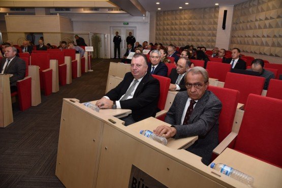 Büyükşehir Bütçesi Oybirliğiyle Geçti

Manisa Büyükşehir Belediye Meclisi Kasım ayı 2. oturumunda, Manisa Büyükşehir Belediyesinin 2019 yılı performans programı, gelir tarifeleri ve 2019 mali yılı bütçesi oybirliğiyle kabul edildi. Manisa Büyükşehir Belediye Başkanı Cengiz Ergün, İstanbul Sancaktepe’de meydana gelen helikopter kazasında şehit olan askerlerimizi de unutmadı.

Manisa Büyükşehir Belediye Meclisi Kasım ayı 2. Oturumu, Büyükşehir Belediye Başkanı Cengiz Ergün başkanlığında gerçekleştirildi. Meclis gündem maddeleri oylamasına geçilmeden önce bir açıklama yapan Manisa Büyükşehir Belediye Başkanı Cengiz Ergün, İstanbul’un Sancaktepe ilçesinde meydana gelen helikopter kazasında şehit olan askerleri rahmetle andı. Başkan Ergün, “İstanbul Sancaktepe’de askeri helikopterin düşmesi sonucu Kara Pilot Albay Göksenin Aytural Şaylan, Kara Pilot Üsteğmen Aykut Yurtsever, Teknisyen Astsubay Üstçavuş Emre Vahit Bekli ve Uzman Çavuş Şahin Aslan evlatlarımız şehit oldular. Aziz şehitlerimizi şahsım, büyükşehir meclisimiz ve büyükşehir belediyemiz adına rahmet ve minnetle anıyor; kederli ailelerine ve milletimize başsağlığı ve sabırlar diliyorum” dedi.
Büyükşehir’in Bütçesi 1 Milyar 200 Milyon
Konuşmanın ardından meclis gündem maddelerinin oylanmasına geçildi. Büyükşehir Belediyesinin 2019 yılı performans programı oybirliğiyle kabul edildi. 2019 yılı gelir tarifeleri de yine oybirliğiyle kabul edildi. Büyükşehir Belediyesinin 2019 mali yılı bütçesi oylaması öncesi Bütçe Komisyonu Başkanı İsmail Parmaksız, meclis üyelerine bilgi verdi. Bilgilendirmenin ardından 1 milyar 200 milyon lira olarak belirlenen Manisa Büyükşehir Belediyesinin bütçesi, oybirliğiyle kabul edildi. Toplantıda 17 ilçe belediyesinin bütçeleri de yine oybirliğiyle kabul edildi. Tüm maddelerin oylanmasının ardından 11 Aralık Salı günü, saat 18.00’de toplanmak üzere meclis birleşimine son verildi.