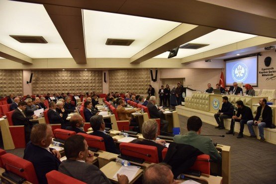 Büyükşehir Bütçesi Oybirliğiyle Geçti

Manisa Büyükşehir Belediye Meclisi Kasım ayı 2. oturumunda, Manisa Büyükşehir Belediyesinin 2019 yılı performans programı, gelir tarifeleri ve 2019 mali yılı bütçesi oybirliğiyle kabul edildi. Manisa Büyükşehir Belediye Başkanı Cengiz Ergün, İstanbul Sancaktepe’de meydana gelen helikopter kazasında şehit olan askerlerimizi de unutmadı.

Manisa Büyükşehir Belediye Meclisi Kasım ayı 2. Oturumu, Büyükşehir Belediye Başkanı Cengiz Ergün başkanlığında gerçekleştirildi. Meclis gündem maddeleri oylamasına geçilmeden önce bir açıklama yapan Manisa Büyükşehir Belediye Başkanı Cengiz Ergün, İstanbul’un Sancaktepe ilçesinde meydana gelen helikopter kazasında şehit olan askerleri rahmetle andı. Başkan Ergün, “İstanbul Sancaktepe’de askeri helikopterin düşmesi sonucu Kara Pilot Albay Göksenin Aytural Şaylan, Kara Pilot Üsteğmen Aykut Yurtsever, Teknisyen Astsubay Üstçavuş Emre Vahit Bekli ve Uzman Çavuş Şahin Aslan evlatlarımız şehit oldular. Aziz şehitlerimizi şahsım, büyükşehir meclisimiz ve büyükşehir belediyemiz adına rahmet ve minnetle anıyor; kederli ailelerine ve milletimize başsağlığı ve sabırlar diliyorum” dedi.
Büyükşehir’in Bütçesi 1 Milyar 200 Milyon
Konuşmanın ardından meclis gündem maddelerinin oylanmasına geçildi. Büyükşehir Belediyesinin 2019 yılı performans programı oybirliğiyle kabul edildi. 2019 yılı gelir tarifeleri de yine oybirliğiyle kabul edildi. Büyükşehir Belediyesinin 2019 mali yılı bütçesi oylaması öncesi Bütçe Komisyonu Başkanı İsmail Parmaksız, meclis üyelerine bilgi verdi. Bilgilendirmenin ardından 1 milyar 200 milyon lira olarak belirlenen Manisa Büyükşehir Belediyesinin bütçesi, oybirliğiyle kabul edildi. Toplantıda 17 ilçe belediyesinin bütçeleri de yine oybirliğiyle kabul edildi. Tüm maddelerin oylanmasının ardından 11 Aralık Salı günü, saat 18.00’de toplanmak üzere meclis birleşimine son verildi.
