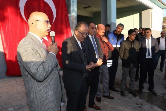 Manisa Büyükşehir Belediyesi Genel Sekreter Yardımcısı Mustafa Genç, Demirci’de Büyükşehir Belediyesi Hizmet Binası’nı ziyaret ederek personelle bir araya geldi.   Personele, Manisa Büyükşehir Belediye Başkanı Cengiz Ergün’ün selamlarını ileten Genel Sekreter Yardımcısı Mustafa Genç, özveriyle çalışan personele teşekkür etti.

Manisa Büyükşehir Belediyesi Genel Sekreter Yardımcısı Mustafa Genç ve Büyükşehir Belediyesi Bilgi İşlem Dairesi Başkanı Metin Memiş, Demirci ilçesi Büyükşehir Belediyesi Hizmet Binasını ziyaret etti. Genç, burada Büyükşehir Belediyesi Demirci Muhtarlık Hizmetleri Şube Müdür Vekili Kazım Aysan, MASKİ ve belediye personeli tarafından karşılandı.  Büyükşehir Belediyesi Genel Sekreter Yardımcısı Mustafa Genç ve Büyükşehir Belediyesi Bilgi İşlem Dairesi Başkanı Metin Memiş, personelle tek tek tokalaşarak Manisa Büyükşehir Belediye Başkanı Cengiz Ergün’ün selamlarını iletti.
Personele Teşekkür Etti
Daha sonra personele hitaben bir konuşma yapan Büyükşehir Belediyesi Genel Sekreter Yardımcısı Mustafa Genç, birlik ve beraberlik mesajları vererek, “Manisa’mızın 17 ilçesinde yapılan hizmetlerde belediye personelimizin önemli katkıları bulunmaktadır. Bu anlamda bizlerle birlikte özveriyle çalışan personelimize teşekkür ediyoruz” dedi.