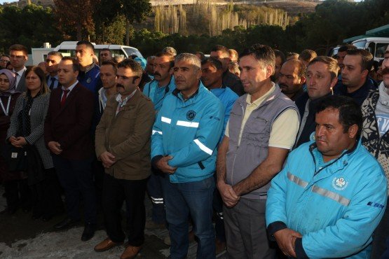 Manisa Büyükşehir Belediyesi Genel Sekreter Yardımcısı Mustafa Genç, Demirci’de Büyükşehir Belediyesi Hizmet Binası’nı ziyaret ederek personelle bir araya geldi.   Personele, Manisa Büyükşehir Belediye Başkanı Cengiz Ergün’ün selamlarını ileten Genel Sekreter Yardımcısı Mustafa Genç, özveriyle çalışan personele teşekkür etti.

Manisa Büyükşehir Belediyesi Genel Sekreter Yardımcısı Mustafa Genç ve Büyükşehir Belediyesi Bilgi İşlem Dairesi Başkanı Metin Memiş, Demirci ilçesi Büyükşehir Belediyesi Hizmet Binasını ziyaret etti. Genç, burada Büyükşehir Belediyesi Demirci Muhtarlık Hizmetleri Şube Müdür Vekili Kazım Aysan, MASKİ ve belediye personeli tarafından karşılandı.  Büyükşehir Belediyesi Genel Sekreter Yardımcısı Mustafa Genç ve Büyükşehir Belediyesi Bilgi İşlem Dairesi Başkanı Metin Memiş, personelle tek tek tokalaşarak Manisa Büyükşehir Belediye Başkanı Cengiz Ergün’ün selamlarını iletti.
Personele Teşekkür Etti
Daha sonra personele hitaben bir konuşma yapan Büyükşehir Belediyesi Genel Sekreter Yardımcısı Mustafa Genç, birlik ve beraberlik mesajları vererek, “Manisa’mızın 17 ilçesinde yapılan hizmetlerde belediye personelimizin önemli katkıları bulunmaktadır. Bu anlamda bizlerle birlikte özveriyle çalışan personelimize teşekkür ediyoruz” dedi.