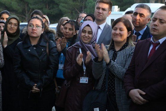 Manisa Büyükşehir Belediyesi Genel Sekreter Yardımcısı Mustafa Genç, Demirci’de Büyükşehir Belediyesi Hizmet Binası’nı ziyaret ederek personelle bir araya geldi.   Personele, Manisa Büyükşehir Belediye Başkanı Cengiz Ergün’ün selamlarını ileten Genel Sekreter Yardımcısı Mustafa Genç, özveriyle çalışan personele teşekkür etti.

Manisa Büyükşehir Belediyesi Genel Sekreter Yardımcısı Mustafa Genç ve Büyükşehir Belediyesi Bilgi İşlem Dairesi Başkanı Metin Memiş, Demirci ilçesi Büyükşehir Belediyesi Hizmet Binasını ziyaret etti. Genç, burada Büyükşehir Belediyesi Demirci Muhtarlık Hizmetleri Şube Müdür Vekili Kazım Aysan, MASKİ ve belediye personeli tarafından karşılandı.  Büyükşehir Belediyesi Genel Sekreter Yardımcısı Mustafa Genç ve Büyükşehir Belediyesi Bilgi İşlem Dairesi Başkanı Metin Memiş, personelle tek tek tokalaşarak Manisa Büyükşehir Belediye Başkanı Cengiz Ergün’ün selamlarını iletti.
Personele Teşekkür Etti
Daha sonra personele hitaben bir konuşma yapan Büyükşehir Belediyesi Genel Sekreter Yardımcısı Mustafa Genç, birlik ve beraberlik mesajları vererek, “Manisa’mızın 17 ilçesinde yapılan hizmetlerde belediye personelimizin önemli katkıları bulunmaktadır. Bu anlamda bizlerle birlikte özveriyle çalışan personelimize teşekkür ediyoruz” dedi.