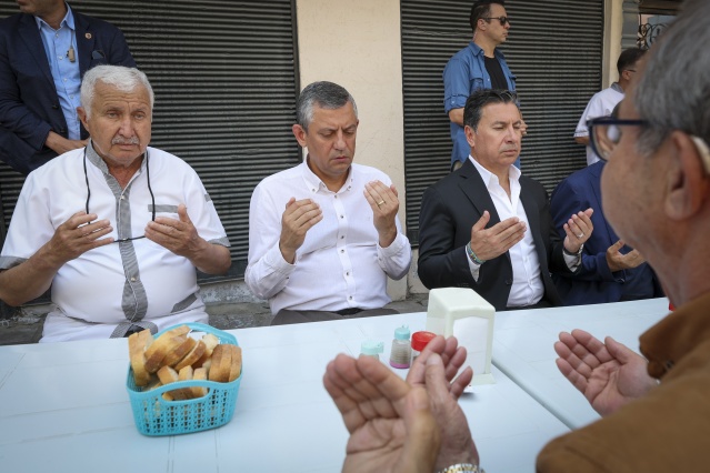 Özel, hayır yemeğinin ardından cuma namazını tarihi Hatuniye Camii’nde kıldı. Namaz çıkışı basın mensuplarının sorularını yanıtlayan CHP lideri, Ferdi Zeyrek’in erken yaşta kaybının kendilerini derinden sarstığını belirterek, “Kendisini halkına adamış bir başkanı kaybettik. Acımız çok taze. Manisa'nın başı sağ olsun,” ifadelerini kullandı.