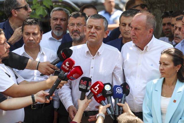 Cumhuriyet Halk Partisi (CHP) Genel Başkanı Özgür Özel, geçtiğimiz günlerde hayatını kaybeden Manisa Büyükşehir Belediye Başkanı Ferdi Zeyrek’i unutmadı. Manisa esnaflarından Aşçı Mehmet tarafından merhum başkan için düzenlenen hayır yemeğine katılan Özel, Zeyrek için okunan dualara eşlik etti.