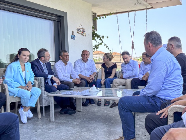 Ziyaret kapsamında Zeyrek’in kabrine de giden Özgür Özel, burada dualar okuyarak çiçek bıraktı. Ardından Zeyrek ailesine taziye ziyaretinde bulunan Özel, aileye bir kez daha başsağlığı dileklerini iletti.

Özgür Özel’in ziyaretine partililer ve vatandaşlar da yoğun ilgi gösterdi. Duygusal anların yaşandığı program, Zeyrek’in Manisa halkı için ne denli önemli bir isim olduğunu bir kez daha gözler önüne serdi.