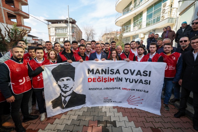 “MANİSA, ADİL VE DÜRÜST YÖNETİLECEK”
“Manisa’da Türkiye rekorları kırmaya devam edeceğiz. İnşallah en kısa sürede biz istiyoruz ki iktidar olalım. Gelecek hafta adaylar başvuracak, 23’ünde bütün Türkiye’de Ahmetli dahil sandıklar kurulacak. Cumhurbaşkanı adayımızı belirleyeceğiz ve yürüyüşümüze büyük bir kararlılıkla ilerleyeceğiz. Biz partinin başına geldik. Manisa’da böyle bir yapıyla, nüfusun yüzde 93’ünü yönetiyoruz. Ferdi Başkan’ın Ahmetli’ye yaptıkları, sizin yaptıklarınız ortada, Manisa’ya yapılanlar ortada. Hele bir parti iktidar olsun o zaman Manisalılar, Ahmetliler, Gökkayalılar, bugüne kadar ne eksik kaldıysa hepsinin hızla nasıl telafi edildiğini görecek. Manisa zaten Türkiye için önemli bir şehirdir. Ama adil yönetilecek, dürüst yönetilecek ve Manisa’yı bir dünya şehri noktasına getireceğiz. Dünyadan çok büyük yatırımlar gelmeye başlayacak, devam edecek. Nasıl hem Manisa, hem Türkiye, Cumhuriyet’in birinci yüzyılında önce kurtuluş, sonra kuruluş ve ardından bir ışık hızıyla yukarıya doğru gitmek varken yanlış gitmiş. Bu Ahmetli 135 yıl önce depremle çökmüş, İstiklal Savaşı sırasında Yunan askerinin yakıp geçtiği ama çok önemli bir müdafa, direniş hattı, kenti olmuş bir yerdir. Günü geldiğinde Ahmetli, hem Cumhuriyet’e katkılarıyla hem de bugüne kadarki duruşuyla neyi hak ediyorsa inşallah onu hep birlikte sağlayacağız. Ben bir kez daha başarılar diliyorum. Çok teşekkür ediyorum. Sizinle ve sizin şahsınızda bütün belediye başkanlarımızla gurur duyuyoruz. Belediye meclis üyelerimizle gurur duyuyoruz. En iyi zamanlarda, en güzel hizmetleri sağlıkla yapın inşallah.”