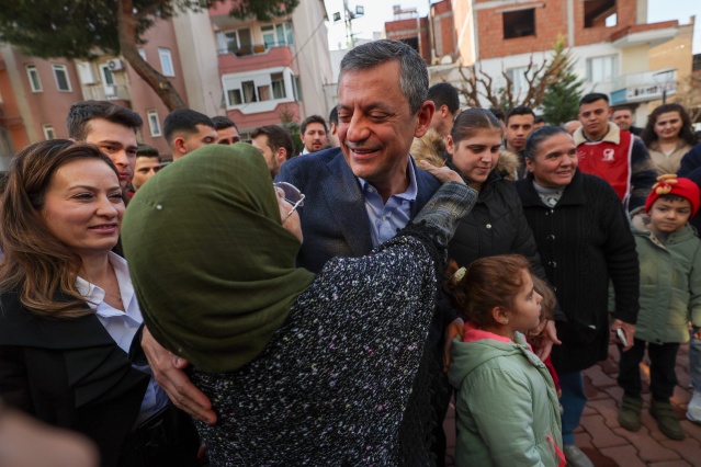 “HER SABAH MANİSASPOR FORMASIYLA KOŞUYORUM”
“Büyükşehir Belediye Başkanımız da Türkiye’deki bütün büyükşehirler içinde ilk üçe girmiş, üçüncü sırada yer almış. Çok önemli bir başarı elde etti kendisi. Yine o gece de Türkiye sıralamasında bizim aldığımız oy oranı olarak, bir şehirdeki küçük bir farkla üçüncüydü. Şimdi de memnuniyette Türkiye’de üçüncü ve muhteşem bir sonuçla inşallah bunu artırarak devam ettireceğiz. Göz bebeğimiz Manisaspor’umuz dururken bir şehirden bir partinin, Türkiye’deki bütün gençlik kollarının, Ülkü Ocakları’nın, bilmem işte her şeyinin bir şekilde finanse edildiği, spor kulüplerinin bu işlere alet edildiği… Ben hala her sabah Ankara’da koşarken sırtımda Manisaspor formasıyla koşuyorum. Manisaspor’un bir köşeye itilip de bir başka kulüp üzerinden, o kulübe sekiz fotoğrafçı ve biri kulüpte yok, yedisi Ankara’da siyasetçilerin peşinde geziyor, genel başkan yardımcılarının peşinde geziyor… Öyle bir siyasetten, bütün görevlere Manisa’nın evlatlarının getirildiği, çalışarak para kazandıkları, kimsenin bankamatik memurluğu yapmadığı, hiçbir yapıya Manisa’nın kaynaklarının aktarılmadığı, aksine Manisa’ya kaynak aktarıldığı bir sürece geldik. Ümit ediyoruz bundan sonra da böyle devam edeceğiz. Yani bu verilen oyların hiçbiri öylesine verilmiş oylar değil. Bu oyların hepsinde ‘Manisa’nın bir evladı partinin başında, bir evladı büyükşehire talip, bir evladı Ahmetli’ye talip, diğer evlatları milletvekilleriyle, belediye başkanlarıyla Manisa’nın içinden gelmiş bu çocuklar bizim derdimizi çözerler’ dediler. Bu arkadaşlar da böyle çalışıyorlar. Çok da iyi sonuçlar alınıyor.”
