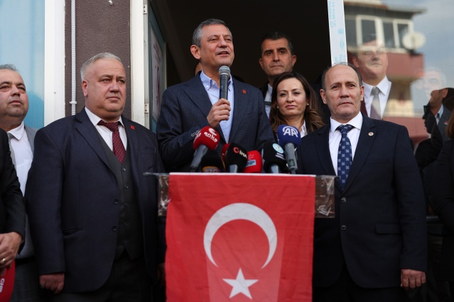 “İKİ KİŞİDEN BİRİNİN OYUNU KAZANDIK”
“Bugün tabii çok özel bir gün. Sizin yanınızda Manisa Büyükşehir Belediye Başkanımız oturuyor. 2009’da ben adaydım. 2004’te, bizden önceki seçimde belediye başkanlığında yüzde 6, belediye meclisinde yüzde 9 oyla Manisa seçimlerini sonuçlandırmıştık. Yüzde 6 ile aldığımız yerden o günden bugüne hep birlikte, milletvekillerimizle, bugünkü milletvekillerimizle yüzde 60’a yakın oyla Manisa’yı kazandık. Siz Ahmetli’de her iki kişiden birinin oyunu aldınız, çok büyük bir iş yaptınız Yanımızda bugün benimle birlikte Manisa’da Cumhuriyet Halk Partili dört milletvekili var. İlk kez dördümüz birlikte siyasi çalışma yapıyoruz. Sayın Bakanımız Selma Aliye Kavaf listelerimizden seçilmişti, DEVA Partisi’ne gitmişti. Partide yaşanan sürecin sonucunda kendisi siyasete önce bağımsız devam etmeye, sonra da baba evine gelmeye, bizimle birlikte olmaya karar verdi. Değerli yol arkadaşlarım, siyasete girdiğimiz ilk günden beri birlikte olduğumuz Sayın Bekir Başevirgen ve Vehbi Bakırlıoğlu ile bugün birlikteyiz. Manisa’nın tek kadın milletvekili olması bizim açımızdan çok çok kıymetli. Türkiye’de yedi kadın il başkanımız var. Yedi kadın il başkanımızdan biri Manisa’da ve hemen benim yanımda Manisa’nın İl Başkanı İlksen kardeşimiz var.  Bu büyük yol yürüyüşte, yanımızda biraz önce bütün belediye başkanlarımız oradaydı. Bazen parti içi yarıştık, bazen birlikte olduk. Kiminle birlikte geçmişte Manisa’da yol yürüdüysek, bugün hep birlikte Cumhuriyet Halk Partisi ailesi bir bütün olarak hem bir arada, hem de görevin başında. Herkes önemli görevlerde. Olmayanları da önümüzdeki dönemlerde önemli görevler bekliyor. O açıdan büyük bir huzurla, büyük bir mutlulukla birazdan Salihli Belediyemizin ziyaretinden sonra tüm belediye başkanlarımızın 31 Mart’tan Aralık ayına kadarki karnelerini değerlendireceğimiz toplantı olacak.”