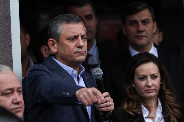 Cumhuriyet Halk Partisi Genel Başkanı Özgür Özel, Manisa’da Ahmetli Belediyesi’ni ziyaret etti. Cumhuriyet Halk Partisi Lideri Özel, burada yaptığı konuşmada, “Sayın Başkanım bugün Manisa Ahmetli’deyiz. Ahmetli, 1989’da Hüseyin Kolay ile Sosyal Demokrat Halkçı Parti’nin kazandığı, 2004 yılında da Sözüer Başkanımızın kazandığı ve o günden bugüne de yönetmeye hasret olduğumuz bir ilçemizdi. İkisi de burada sağolsunlar.  Geçen seçimlerde çok istememize rağmen olmamıştı. Ama bu sefer, hem de ittifakların olmamasına rağmen hem Ahmetli’de, hem Manisa’da çok büyük bir başarı elde ettik. Ben sizin şahsınızda hem Cumhuriyet Halk Partisi belediye meclis grubunu kutluyorum, hem de diğer partilerden seçilen belediye meclis üyelerini de kutluyor ve başarılar diliyorum” ifadelerini kullandı. Özel, şöyle devam etti:
