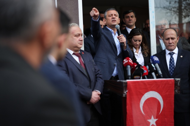 “VAKIFLA YUNUS EMRE’NİN ADINI KİRLETTİLER, PARK İLE ANACAĞIZ”
“Çok fazla detayı burada basın önünde paylaşmak mümkün değil. Ama büyük bir mutlulukla söyleyebilirim ki hem Ahmetli’deki sizin performansınız, hem Büyükşehir Belediye Başkanımızın performansı milletimizden büyük teveccüh görüyor. Biz biliyorduk Manisa Büyükşehir’i kazanacağımızı. Rakamlar vererek, iyiye gittiğimizi söyleyerek, yüzde 50’yi zorladığımızı söyleyerek son 15 güne girmiştik. Seçim akşamı yüzde 60 oyu görünce şaşıranlar bugün bu oyun da çok ötesinde bir memnuniyet oranını biz ölçtüğümüz gibi herhalde onlar da ölçüyor. Manisalılar memnun, Ahmetliler memnun. Elbette yapılacak çok iş var. Ama daha bir yıl dolmaksızın yapılan işlerde önemli rakamlar var. Benim hesabıma göre üç - dört futbol sahası kadar parke taşını Ahmetli’mize döşemişsiniz herhalde Sayın Başkan. 22 bin metrekare çok önemli bir rakam. Senelerdir gider geliriz buraya. Yolda bizi çeviren arabalar ‘Düz geçiyor, şu Ahmeli’ye girmiyorlar. Hastamız, yaşlımız yola kadar yürüyor’ derlerdi. Salihli’den Manisa’ya giden arabaların Ahmetli’ye girmesi bile… 20 yıldır şu Ahmetli’nin sesini duymamışlardı. Ben biliyorum. Hemen ilk iş o yapıldı. Temizlenen derelerden, çaylardan tutun, işletilen arıtma tesislerine, yeni başlanan hayvan barınağına… Mevcut olanın en iyi şekilde korunmasına ve yeni bir hayvan barınağına kadar. Bunun yanında bizim göz bebeğimiz Gökkaya’mıza yapılan park ve düğün salonuna kadar. Buradaki Yunus Emre Parkı’na kadar. Birileri son bir yılda ne yaptı? Yunus Emre’nin adını kirlettiler, Yunus Emre Vakfı üzerinden. Yunus Emre’nin sözü de özü de insana dairdir, bize dairdir. Ona uygun olarak şimdi Yunus Emre’nin en iyi şekilde anılacağı bir park yapılıyor. Belki ilerleyen zamanlarda Yunus Emre Parkı ile birlikte burada sosyal etkinlikler yaparız. Ahmetli’nin böyle şeylere çok ihtiyacı var. Bunun yanında yapılan işlere baktığımızda iyi bir başlangıç görülüyor. Zaten Manisa’nın adaylarına özenle baktığımız gibi adayların seçildikten sonraki performanslarına da bakıyorum. O açıdan Ahmetli’nin memnuniyeti bizi de memnun etmiştir. Çok iyi bir karneniz var. Bugün size de teslim edilecek.”