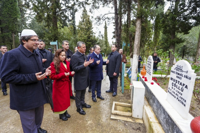 Cumhuriyet Halk Partisi Genel Başkanı Özgür Özel, Ramazan Bayramının ilk gününde aile büyüklerinin yanı sıra Manisa Büyükşehir Belediye Başkanı Ferdi Zeyrek, Manisa Tarzanı Ahmet Bedevi, 12 Eylül öncesi şehit edilen CHP İl Başkanı eczacı Mete Erdem ile MHP İl Başkanı eczacı Cemil Çöllü ve eczacı Neşe Gülersoy’un kabirlerini ziyaret ederek karanfil bıraktı. CHP lideri Özel, daha sonra garnizon ve polis şehitliğini de ziyaret ederek şehit yakınları ile de bayramlaştı.