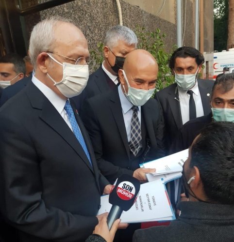“ZABITAYLA KOVALAMACA YAŞAMAYALIM”

Olumlu gelişmelere karşın hala acil çözüm bekleyen sorunları olduğunun altını çizen Başkan Evren Laçin, “Seyyar satıcılar olarak en başta gelen sıkıntımız ‘güvencesizlik’ ve ‘zabıta’. Hiçbir iş ve sağlık güvencemiz yok. Yarın ne olacağımızı bilmiyoruz. Belediyeler bize yer göstersin istiyoruz. Bizi yine belediyeler kontrol etsin ama zabıta endişesi yaşamayalım. Simitçiler gibi belli bir alan tahsis edilerek o bölümde çalışalım. Bu yerlerin tespitini de komisyonlar belirlesin. Biz seyyar satıcılar olarak aramızda yer tahsisi konusunda anlaşacağımıza inanıyorum” ifadelerini kullandı.