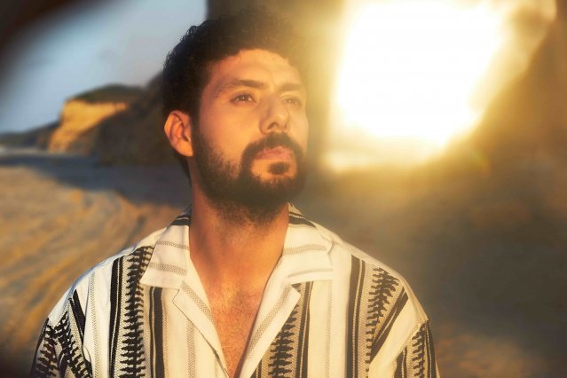 Geçtiğimiz günlerde ikinci teklisi “Aşktan Kovuldum"u müzikseverlerle buluşturan genç sanatçı “Cihan Ölçek”, dijital müzik platformlarında ve radyolardaki iddialı yükselişini sürdürüyor. 

Şarkısıyla kalplere dokunan, klibiyle de şarkının ruhunu izleyicisine tam anlamıyla yansıtan başarılı müzisyen “Cihan Ölçek”, müzikal kariyeri ile ilgili duygularını ise şu sözlerle ifade etti;