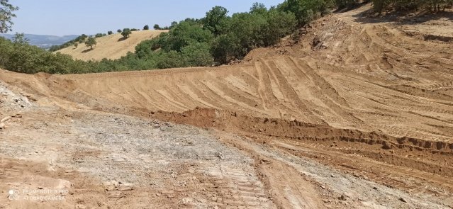 "Büyükşehir Tüm Gücüyle Üreticilerin Yanında"
Manisa Büyükşehir Belediyesi Kırsal Hizmetler Dairesi Başkanı Yılmaz Usta, Büyükşehir Belediye Başkanı Cengiz Ergün’ün talimatları doğrultusunda 17 ilçede üreticilerin gelirlerinin arttırılmasına yönelik çalışmaların devam ettiğini belirtti. Daire Başkanı Yılmaz Usta,  “Sera desteğinden arıcılığa, tarımsal sulama tesislerinden hayvan içme suyu göletlerine, fidan desteğinden erken uyarı tahmin istasyonlarına, süt üreticiliğinin desteklenmesinden damla sulama tesislerine kadar her alanda üreticilerimizin yanındayız. Hayvan içme suyu göletleri konusundaki çalışmalarımız da hayvancılığın yaygın olduğu mahallelerimizde aralıksız sürüyor. Son olarak Gördes ilçemiz Korubaşı Mahallesinde yeni bir gölet yapımına başladık. Tamamlandığında üreticimizin de elini rahatlatmış olacağız. Tarım şehri Manisa’mızda, üreticimize desteklerimiz sürecek” dedi.