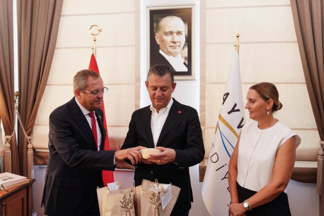 Engin: “Bizlerin başarılarıyla da CHP’yi ilk seçimde de iktidar yapacağız”

Ayvalık Belediye Başkanı Ergin, yerel seçim başarısının genel seçimlerde iktidarı getireceğini belirterek, “Ayvalık’ı ve sorunları biliyoruz. Bununla ilgili gereken çalışmaları yaptık. Önümüzdeki süreç Ayvalık ve bizim için daha büyük bir başarıyla gerçekleşecek. Sizlerin liderliğinde Türkiye genelinde büyük bir başarı elde ettik. İnşallah bizlerin başarılarıyla da CHP’yi ilk seçimde de iktidar yapacağız. Buna inancımız tamdır.  O sebeple belediye başkanlarına da belediyelere de bürokratlara da büyük görev düştüğüne inanıyorum” dedi.

Özel: “Vatandaşın bize tanıdığı bu fırsatı çok doğru değerlendirmeliyiz”

CHP Genel Başkanı Özgür Özel, ziyarette yaptığı konuşmada 31 Mart seçimlerinde elde edilen başarıyı ‘vatandaşın kredisi’ olarak nitelendirdi. Özel, şunları söyledi: