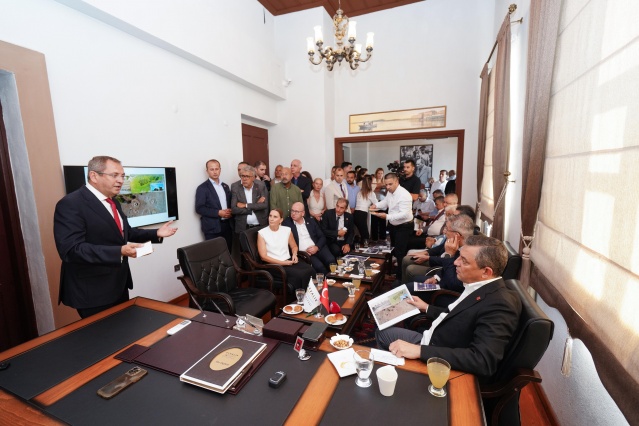 Yapılacak ilk seçim, bir yönüyle yeniden referandum olacak”

Yapılacak ilk genel seçimlerin, Türkiye tarihinin dönüm noktası olacağının altını çizen Özel, şöyle konuştu: