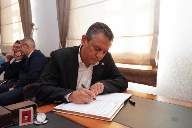 Cumhuriyet Halk Partisi Genel Başkanı Özgür Özel, “Yapılacak ilk seçim, bir yönüyle yeniden referandum olacak. Bu sefer referandum; zengin, müreffeh Avrupa'nın bir parçası, hukukun üstünlüğünün kalkınma getirdiği bir Türkiye mi, Yoksa Şanghay İşbirliği Örgütü’nde olduğu gibi güçlü liderlerin yoksul haklarının olduğu bir Türkiye mi? Eğer gelecek seçimlerden sonra Türkiye'yi 10 yıl CHP yönetirse maaşlardan değil ama fiyatlardan birer sıfır atılacak, net. Ama AK Parti yönetirse fiyatlara bir sıfır daha gelebilir ama maaşlardan kimse bir şey beklemesin” dedi.