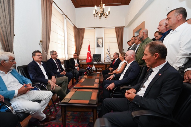 Ayvalık Belediye Başkanlığı’nda gerçekleşen ziyarette hoş geldiniz konuşması ile sözlerine başlayan Başkan Mesut Ergin; Sayın Genel Başkanım, Genel Başkan Yardımcılarımız, Milletvekillerimiz, İl Başkanımız, Büyükşehir Belediye Başkanımız, İlçe Başkanlarımız ve değerli basın mensupları hepiniz hoş geldiniz. Sizleri geçtiğimiz dönem kentimize kazandırdığımız, Ayvalık Kadar Güzel 160 yıllık tarihi hizmet binamızda ağırlıyor olmanın onuru ve mutluluğu içerisindeyiz. Ayvalık’a hizmet için, çıktığımız 2. dönemimizde gerek şahsıma, gerek örgütümüze olan güveniniz için çok teşekkür ederiz. Hem Türkiye genelinde hem de Balıkesir Büyükşehir dahil, ilçeler genelinde büyük başarı elde ettiğimiz yerel seçimlerin üzerinden yaklaşık 5 ay geçti. Bu süreç içinde sizlerin de gayreti sayesinde yoğun bir çalışma içindeyiz. Cumhuriyet’in kenti Ayvalık’ta, Cumhuriyetimizin 2. Yüzyılında, bizim de Ayvalık Belediye Başkanlığı’ndaki 2. dönemimizde yeni nesil belediyecilik anlayışıyla çalışmalarımızı sürdürüyoruz. Omuzumuzda her zamankinden çok daha büyük bir yük ve yapılacak daha çok işimiz var. Bu 5 yılda bir önceki 5 yılla yarışan ama onun çok daha üzerine çıtayı koyabilen bir anlayışı ortaya koyma çabası içerisindeyiz” diyerek sözü Genel Başkan Özgür Özel’e bıraktı. 