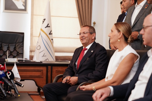 Ayvalık Belediyesi’nin geçtiğimiz dönem restorasyonunu tamamlayarak hizmete aldığı 160 Yıllık Tarihi Hizmet Binası’nın avlusunda çiçek takdimi ile başlayan karşılama Ayvalıkgücü Belediyespor’un minik futbolcuları ve Başkan Mesut Ergin’in 10 numaralı Özgür Özel forması hediyesiyle devam etti.