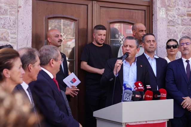 “Mesut Başkanın şahsında öncelikle hem kendisine hem CHP’li Belediye Meclis Grubu'nu hem de diğer partilerle seçilen belediye meclis üyelerini tebrik ediyoruz. Sonuçta demokrasi, Anayasa’ya göre seçimler sonucunda iktidar iki şekilde tarif ediliyor. Biri merkezi yönetim biri yerel yönetimler. 31 Mart seçimlerinde Türkiye nüfusunun yüzde 65’i, Ege'deki Balıkesir’i de sayarsak dokuz ilin dokuzu da CHP’li belediyeler tarafından yönetilmeye başlandı. Balıkesir'de de dört belediye dışında bütün belediyeleri CHP’li belediye başkanları yönetti. Ve nüfusun neredeyse yüzde 95’ine yakın bir kısmını CHP’li belediye başkanları yönetiyor. Bu büyük bir teveccüh, aynı zamanda büyük bir sorumluluk. Bugün Mesut Başkanın cebindeki anahtar belediyenin kapısının ya da kasasının ya da Ayvalık'ın altın anahtarı değil. Cebindeki anahtar CHP iktidarının anahtarı. Biz üzerimize düşeni doğru yaparsak, iyi yönetirsek, şeffaf yönetirsek millet genel iktidarı da bize verecek. Bu seferki öyle birkaç belediyeyi değil, ekonominin yüzde 80’ini, turizmin yüzde 92’sini, nüfusun yüzde 95’ini CHP'li belediyelere ettiler. Bu şu demek; ‘Ben size bir yatırım kredisi veriyorum. Bir tüketici kredisi değil, alın tüketin diye değil. Bu krediyi doğru kullanın diye. Günü geldiğinde genel seçim atmosferine girdiğimizde bakacağım.’ Aynı bankalar, verdiği kredi iyi kullanılıyorsa fazlasını vermek için gelirler. Kötü kullanılıyorsa geri çekmek isterler. Biz, vatandaşın bize yaptığı CHP'nin ve Türkiye'nin geleceğine yaptığı bu yatırımı en iyi şekilde değerlendirmek istiyoruz. Cumhuriyet’in ikinci yüzyılında CHP’nin iktidarı için vatandaşın gösterdiği bu teveccüh ve geleceğe dönük olarak bu bize tanıdığı bu fırsatı çok doğru değerlendirmeliyiz.”