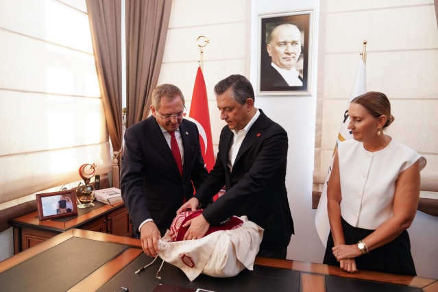 Konuşmaların ardından basına kapalı gerçekleşen ziyarette, Özgür Özel Ayvalık Belediyesi’nin anı defterinin ilk sayfasını yazarak imzaladı.  Ardından hediye takdimlerinde Ayvalık Belediyesi Mahalleevleri’ndeki kadınların yaptıkları ürünler sepeti ve Ayvalık Belediyesi Kooperatif ürünlerinin sepeti gönüllü mahalleevleri ve kooperatif destekçisi Canan Ergin tarafından takdim edildi. Coğrafi ürünler sepeti, Kedi Kooperatifi’nin el emeği Sedefli Battaniye ve ürünler seti, Ayvalık’ın meşhur zeytin ağacı ve belediye kültür yayınlarının takdimi ve fotoğraf çekimleri ile program sona erdi.
