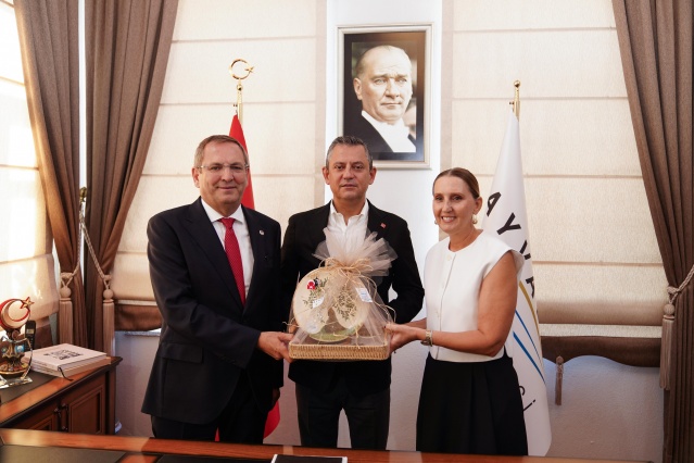 “Bu sadece bizim parti olarak yakaladığımız bir fırsat değil. Adeta Türkiye Cumhuriyeti tarihinin dönüm noktasında. 100 yıl önce net olarak Cumhuriyet Halk Partisi yönünü bir yön olarak değil, bir hedef olarak batıya çevirdi. Yani gelişmiş demokrasilere, muhasır medeniyetleri yakalayıp geçmeye, bilime, fenne, mütevazı siyasetçilerin ve zengin halkların olduğu ileri demokrasilerin olduğu yöne çevirdi. O yönde ilerleyen herkes şu anda ortalama son yeni ve yeni katılmış ve ortalamayı aşağı çeken üyeleri de hesaba katarsanız Avrupa Birliği'nde 45 bin dolar. Avrupa Birliği'nin önceki üyelerine baktığınızda 55 bin dolarlık bir ortalama milli geliri var. Oysa o hedefi terk edip sonra dönüp Şanghay İşbirliği Örgütü’nün peşine takılınca oradaki milli gelir ortalaması da 4 bin 500 dolar. Arada 10 kat fark var. Türkiye tarihin dönüm noktasında. Yapılacak ilk seçim, bir yönüyle yeniden referandum olacak. Bu sefer referandum zengin, müreffeh Avrupa'nın bir parçası, hukukun üstünlüğünün kalkınma getirdiği bir Türkiye mi, Yoksa Şanghay İşbirliği Örgütü’nde olduğu gibi güçlü liderlerin yoksul haklarının olduğu bir Türkiye mi? Arada 10 kat fark var. Eğer gelecek seçimlerden sonra Türkiye'yi 10 yıl CHP yönetirse maaşlardan değil ama fiyatlardan birer sıfır atılacak, net. Ama AK Parti yönetirse fiyatlara bir sıfır daha gelebilir ama maaşlardan kimse bir şey beklemesin. CHP, en az 45 bin dolarlık bir milli gelir teklif ediyor Türkiye'ye. AK Parti'nin götüreceği yerde de milli gelir 4 bin 500 dolar. İnanın bu, satın alma gücüne 10 kattan daha fazla etki ediyor. Bugün AK Parti'nin yönettiği ülkede mazotun 40 lira olduğunu görenler CHP'nin 10 yıl yöneteceği ülkede bugünkü parayla mazotun 4 lira olduğunu görecekler satın alma gücü açısından. 140 kahve satılıyor. İnsan gördüğünde etiketi, utanıyor. O kahvenin maaşların aynı kalıp 10 lira olduğunu düşünün. Satın alma gücünün 10-15 kat arttığını düşünün. İşte böyle bir mücadelenin içindeyiz. Bunun için hep birlikte çalışıyoruz.