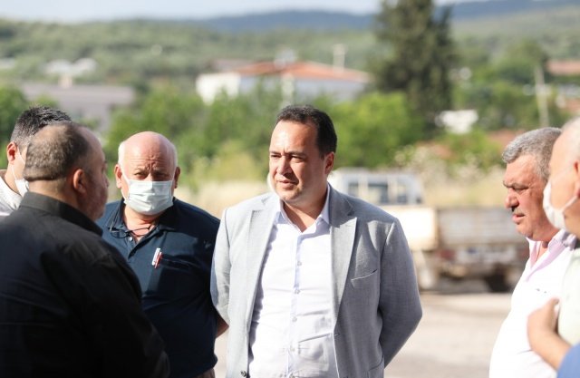 Çamönü Mahallesinde sera salatalığı üreten çiftçilerin kurduğu Çamönü Mahallesi Karasonya Kalkınma Kooperatifi Başkanı Mehmet Karaduman, Başkan Yardımcıları Osman Alt ve Hüseyin Bozkurt kooperatife araç ve gereç desteği sağladığı, arazi yollarını düzenlediği ve mahalleye yaptığı hizmetlerden dolayı Başkan Besim Dutlulu’ya teşekkür plaketi takdim etti.