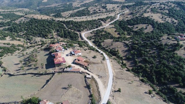 Manisa Büyükşehir Belediyesi, Kula Çarıkmahutlu Mahallesi’nin bağlılarıyla ulaşımını sağlayan yaklaşık 4 kilometrelik yolda sathi kaplama çalışması gerçekleştirdi. Yapılan çalışmayla birlikte mevcut güzergahta ulaşım daha güvenli ve rahat hale geldi.