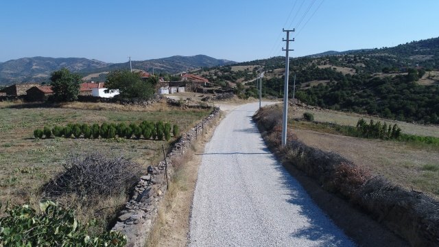 İl genelinde yol yapım çalışmalarına devam Manisa Büyükşehir Belediyesi, Kula Çarıkmahutlu Mahallesi’nin bağlılarıyla ulaşımını sağlayan yaklaşık 4 kilometrelik yolda sathi kaplama çalışması gerçekleştirdi. Yapılan çalışmanın ardından Manisa Büyükşehir Belediyesi Genel Sekreter Yardımcısı Ali Öztozlu, Yol Yapım ve Onarım Dairesi Başkanı Kurtuluş Kuruçay, Manisa Büyükşehir Belediyesi Kula Muhtarlık İşleri Şube Müdürü Faik Şentürk ile birlikte mevcut yolda incelemede bulundu.
