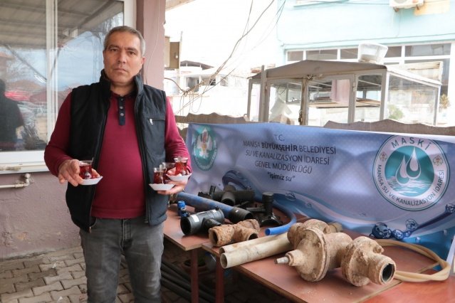 Yeni hatlar hem sağlam hem de sağlıklı
Köseali Mahalle Muhtarı Hüseyin Deniz, mahallesinde 6 kilometrelik içme suyu, 9 kilometrelik de kanalizasyon hattının yenilendiğini belirtti. Mahallede 35 bin metrekarelik kilit parke taş imalatında tamamlandığını aktaran Muhtar Deniz, sularını yenilenen içme suyu hatlarından içmeye başladıklarını söyledi. Muhtar Deniz, “Eski içme suyu hatlarımız bazı bölgelerde 30 santimetre derinlikteydi. Yüklü araçlar geçtiğinde patlıyordu. Kendiliğinden patlamalar oluyordu. Yeni hattımızda ise hiçbir sıkıntımız yok. Eski borularımız çürümüş ve sağlıksız bir vaziyetteydi. Yeni hatlarımız ise hem sağlam hem de sağlıklı. Suyumuz da eskisine göre çok daha sağlıklı ve güzel bir hale geldi. Bizlere bu hizmeti sağlayan Büyükşehir Belediye Başkanımız Cengiz Ergün’e ve emeği geçenlere mahalle sakinlerim adına çok teşekkür ediyorum” diye konuştu.